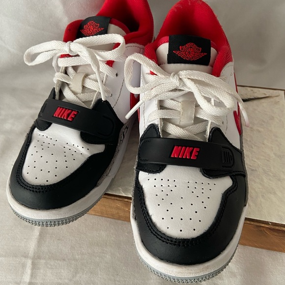 Nike Air Jordan Low Top Legacy 312 Sneaker Youth White/Black/Gym Red Size 13C - Picture 2 of 10